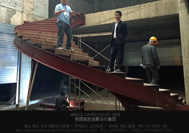 設(shè)計(jì)師在湖南婁底水立方國(guó)際水會(huì)設(shè)計(jì)現(xiàn)場(chǎng)討論
