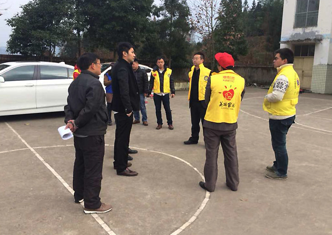 設(shè)計師羅偉和義工在美麗家園小學