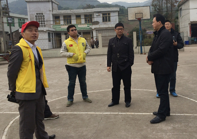 義工們在美麗家園小學交流
